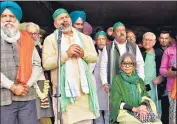  ?? SAKIB ALI /HT PHOTO ?? Tara Gandhi Bhattachar­jee (right) and Rakesh Tikait (centre) at the Ghazipur protest site in New Delhi on Saturday.