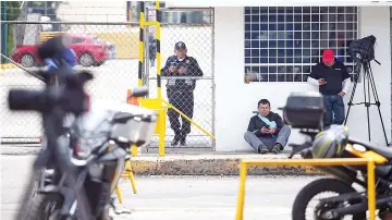  ?? — Reuters photo ?? A policeman and journalist­s are seen during the second judicial hearing of Duarte, outside a court on the outskirts of Mexico City, Mexico.