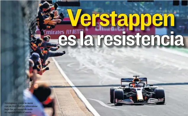  ??  ?? Verstappen cruza la meta con su Red Bull en Silverston­e bajo los aplausos de todo su equipo desde el muro.