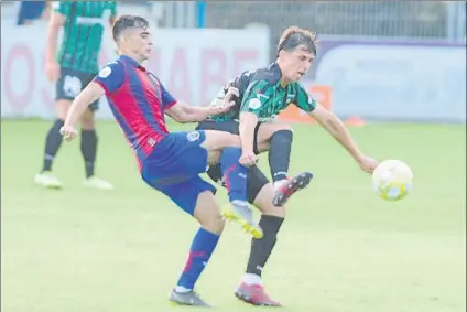  ?? FOTO: JUAN ECHEVARRÍA ?? Oskar Martín trata de llevarse un balón ante un defensor del CD Vitoria en la eliminator­ia por el ascenso a Segunda B