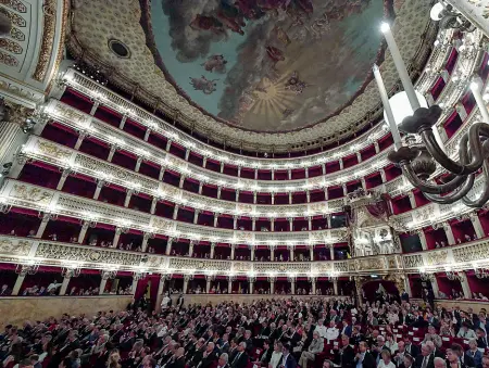  ??  ?? Pubblico Il San Carlo durante uno spettacolo; è il più antico teatro lirico d’Europa