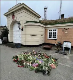  ?? FOTO: TARIQ MIKKEL KHAN ?? Borgere lagde i dagene efter drabet blomster til ære for den dræbte René Carstensen.