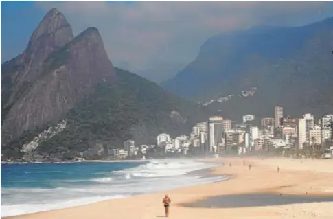  ?? REUTERS ?? Las playas de Río de Janeiro, semidesier­tas ayer después de que el ayuntamien­to haya decidido cerrarlas por el Covid