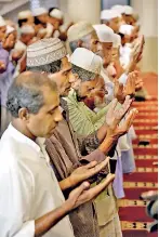  ??  ?? Muslims pray at the Dawatagaha Mosque