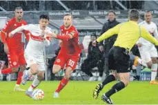  ?? FOTO: ROBIN RUDEL/IMAGO ?? Wataru Endo (2. v. li.) und der VfB sind kräftig gefordert.