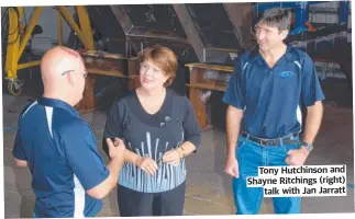  ?? ?? Tony Hutchinson and Shayne Ritchings (right) talk with Jan Jarratt