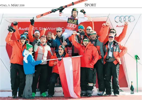  ??  ?? Marcel Hirscher baut auf ein eingeschwo­renes Team, seine unzähligen Erfolge muss er also nicht allein feiern.