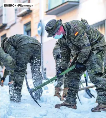  ?? EFE ?? ENERO / «Filomena»
Efectivos del Ejército de Tierra limpian una calle de nieve