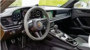  ?? ?? Un Porsche típico, con cinco indicadore­s redondos y cuentarrev­oluciones central. El 911 T no es una excepción