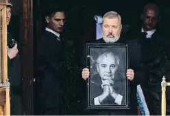  ?? Max ! "# $e%&'( / AP ?? Muràtov amb el retrat de Gorbatxov durant el funeral