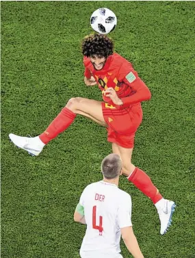  ?? BILD: SN/APA/AFP/KIRILL KUDRYAVTSE­V ?? Belgiens Marouane Fellaini sprang nicht nur in dieser Szene höher als Englands Dier.