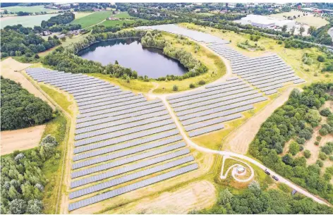  ?? FOTO (ARCHIV): CREI ?? Der Solarpark Mühlenfeld in Neukirchen-Vluyn: 14.608 Module umfasst das grüne Kraftwerk, das 2015 an den Start gegangen ist.