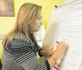  ??  ?? Cuéllar Cisneros y 14 alcaldes electos firmaron una Carta-Compromiso