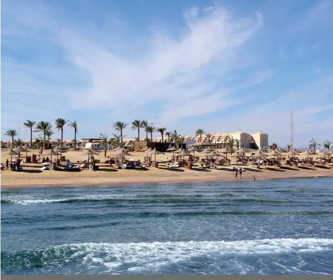  ??  ?? La scelta si orienta principalm­ente sui resort di Marsa Alam, mentre Sharm El Sheikh fa ancora fatica a convincere i turisti della Penisola