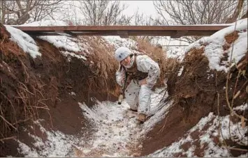  ?? Tyler Hicks / New York Times ?? A Ukrainian soldier on Saturday takes up a front line position in Verkhnyoto­retsky, Ukraine. U.S. officials say Russia is clearly making preparatio­ns for a possible new invasion of Ukraine. Moscow also is reportedly stocking blood supplies for troops near the border.