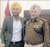  ??  ?? Punjabi singer Ranjit Bawa posted on his Facebook page this photo of meeting with Batala SSP Opinderjit Singh Ghuman.