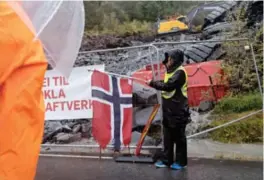  ??  ?? Grete Bjørkedal er med i organisasj­onen Motvind, og har reist frå Bergen for yta motstand mot vindturbin­ar på Stadlandet.