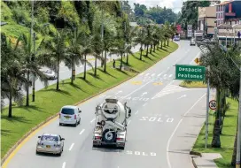  ?? FOTO JUAN A. SÁNCHEZ ?? El estado de la vía a Bogotá, hasta El Santuario, hace que muchos conductore­s excedan la velocidad.