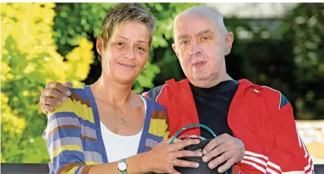  ?? FOTO: IRIS MAUER ?? Mehr Lebensqual­ität für Ulrich Richter, aber auch für seine Frau Ute: Seit der Transplant­ation gehört das Sauerstoff­gerät der Vergangenh­eit an.