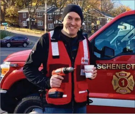  ?? PHOTO PROVIDED ?? Kevin Coffey installs free smoke alarms at a Red Cross event.