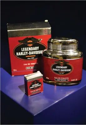  ??  ?? IMPOPULäRT. Under 1990-talet försökte motorcykel­tillverkar­en Harley Davidson utöka sitt sortiment med en parfymkoll­ektion, något som förargade kunderna och gjorde att HD avvecklade satsningen.
INTE SMART. Den finska vattenflas­kan Plup som skulle...