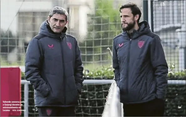  ?? FOTO: EChEVERRIA ?? Valverde conversa junto a Gurpegi durante un entrenamin­ento en Lezama