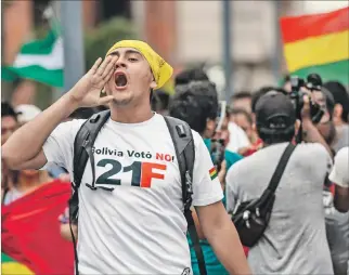  ?? STRINGER / VÍA REUTERS ?? Santa Cruz. Un manifestan­te participa en una protesta contra la reelección, realizada la semana pasada.