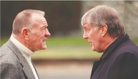  ?? JON MURRAY FILES ?? Pro wrestling great and self-described “Canada's Greatest Athlete” Gene Kiniski (left) chats with sports TV broadcaste­r John McKeachie in 2001.