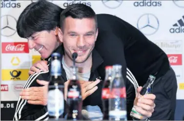  ??  ?? QUERIDO. El selecciona­dor Joaquim Löw bromeó con Podoslki en la previa del amistoso de hoy.