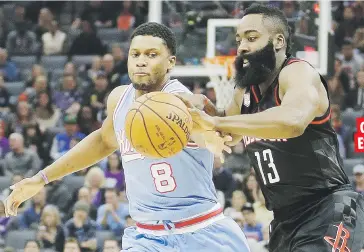  ?? AP / Rich Pedroncell­i ?? CON LAS ESPUELAS
Rudy Gay, a la izquierda ante James Harden, llegó a un acuerdo de dos años y $17.2 millones con los Spurs, después de acumular solo 30 partidos con Sacramento.