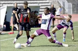  ??  ?? Outre son but, le Niçois Malik Sellouki (à gauche, opposé à Miguel Goncalves) a été l’un des joueurs les plus en vue dans ce derby. (Photos Frantz Bouton)