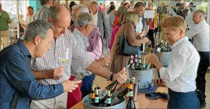  ?? ?? Los asistentes pudieron catar y conocer las más de 80 marcas presentes en la XXVII Fiesta del Vino Albariño.