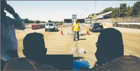  ?? Los Angeles Times/CAROLYN COLE ?? Judges monitor the start of a drag race on a recent Friday at a Tehran track.