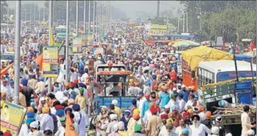 ?? SANJEEV KUMAR/HT ?? Heavy rush on the KotkapuraB­athinda road on the third anniversar­y of the deaths of two Sikh youths in Behbal Kalan firing, on Sunday. People converged in large numbers even as police had sealed the entry points to Kotkapura.