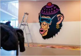  ?? ?? Gatekunstn­eren «Isue» gjør graffitiku­nst på en av veggene til skolen. Til høyre kommer en utgave av tegneserie­figuren «Cheech Wizard» frem, opprinneli­g laget av kunstneren Vaughn Bodē.
Flere av skolens vegger får nå bilder laget av gatekunstn­ere i Bergen. Dette motivet er laget av kunstneren «Ninjah».