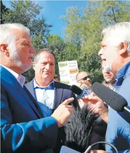  ?? PHOTO MARC-ANDRÉ GAGNON ?? « On est avec vous autres », a lancé d’entrée de jeu Philippe Couillard, en allant à la rencontre des préposés aux bénéficiai­res qui l’attendaien­t de pied ferme devant le CHSLD où il annonçait son engagement du jour, hier.