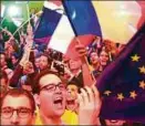  ??  ?? Im ersten Wahlgang hat sich Emmanuel Macron durchgeset­zt. Der -Jährige trat am Abend mit seiner Frau Brigitte (oben) vor seine feiernden Anhänger (rechts). Am . Mai tritt er in der Stichwahl gegen Marine Le Pen an (links). Fotos: dpa/rtr()
