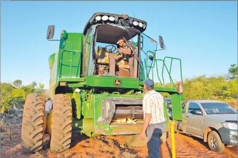  ??  ?? La maquinaria agrícola que manejaba el menonita Peter Blatz fue atacada a tiros por los criminales que se llevaron a su hijo Bernhard Blatz Friessen. Hasta anoche no había aún pedido de rescate ni mucho menos una prueba de vida.