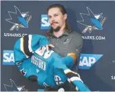  ??  ?? Erik Karlsson a endossé le chandail de sa nouvelle équipe pour la première fois, mercredi. - Associated Press: Josie Lep