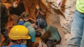  ??  ?? Große Aufregung bei den Ausgrabung­en: Ein vergleichb­arer Fund wurde zuletzt 1947 gemacht