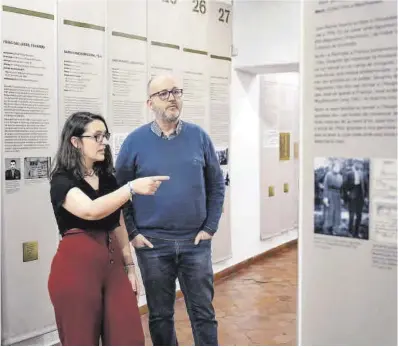 ?? Laura Guerrero ?? Tania González, comissària de la mostra, i Agustí Castellano, tècnic de patrimoni cultural del Museu de l’Hospitalet.