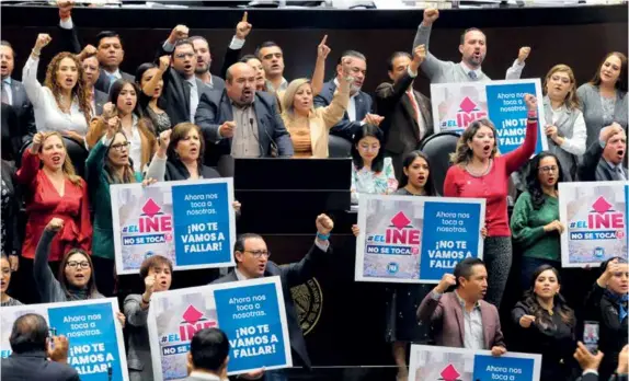  ?? ?? La oposición en el Congreso de la Unión se sumó al reclamo de la marcha en defensa del INE.