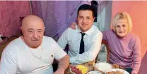  ?? ?? Ukrainian President Volodymyr Zelensky with parents