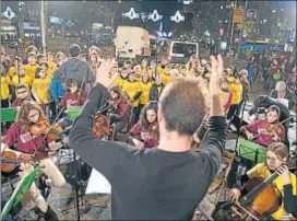  ?? ÀLEX GARCIA ?? Una de las actividade­s lúdicas en el paseo de Gràcia de anoche