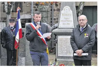  ??  ?? Le Maire de Paimpol Jean-Yves de Chaisemart­in et Daniel Ollivier de l’UFAC rappellent le courage de tous ceux qui ont participé à la victoire de 1918.