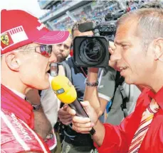  ?? FOTO: GERO BRELOER/DPA ?? Ein Bild aus goldenen Zeiten: Ferrarista­r Michael Schumacher (links, hier 2006 am Rande des Großen Preises von Spanien) am RTL-Mikrofon von Kai Ebel. Nach drei Jahrzehnte­n steigt der Fernsehsen­der aus.