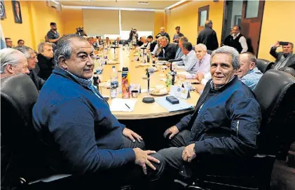  ??  ?? A la mesa. Héctor Daer, quien apoya a Alberto F., junto a Carlos Acuña, en una reunión de la CGT.
