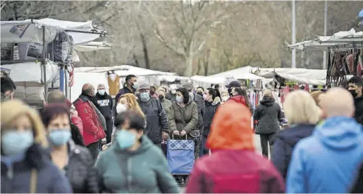  ?? EFE / FERNANDO VILLAR ?? Varias personas compran en el mercadillo de Alcalá de Henares después de que levantaran ayer las restriccio­nes de movilidad por el coronaviru­s.