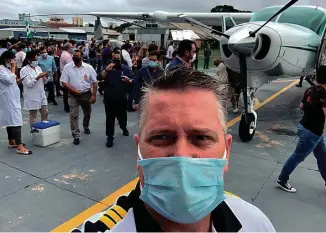  ??  ?? O primeiro avião que trouxe as vacinas para Londrina foi pilotado pelo major Gustavo Hauenstein (foto), por coincidênc­ia londrinens­e. O major Gustavo é filho do saudoso dentista e professor da UEL Raul Hauenstein. Os amigos disseram que “o pai estaria muito feliz se estivesse entre nós e assistisse a esta cena memorável”. O piloto foi aplaudido pela mãe dele, Célia Hauenstein, pela esposa, Viviane Abib, pelas filhas, irmãos, familiares e por muitos londrinens­es.