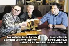  ??  ?? Fan-Vertreter Enrico Certus, Eislöwe Dominik Grafenthin und MOPO-Reporter Enrico Lucke (v.l.)stoßen auf das Erreichen des Saisonziel­s an.